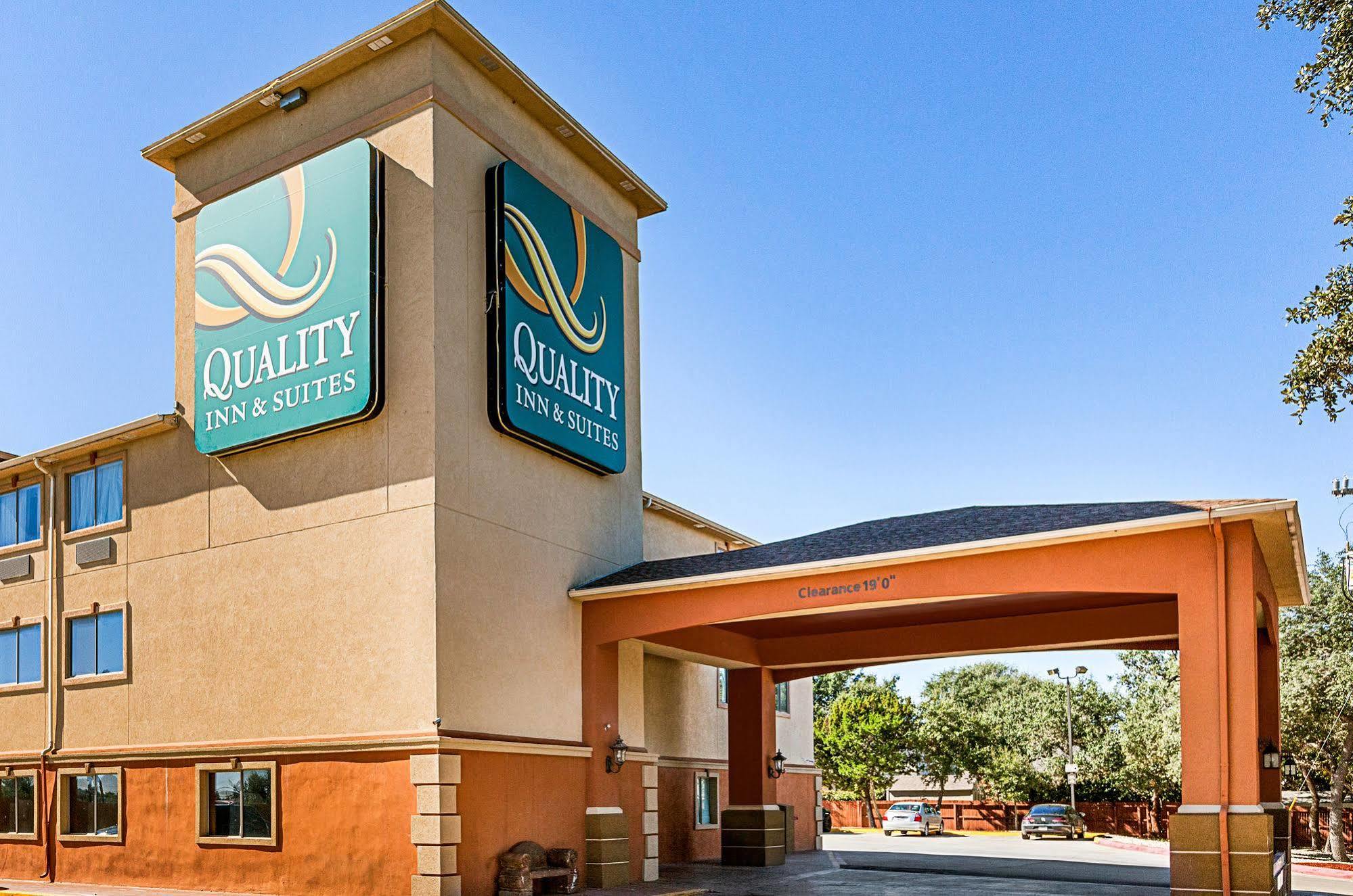 Quality Inn & Suites Seaworld North San Antonio Exterior photo